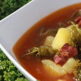 Caldo verde, czyli zupa z jarmużem, suszoną kiełbaską oraz ziemniakami