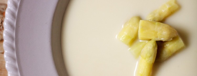 biała zupa szparagowa