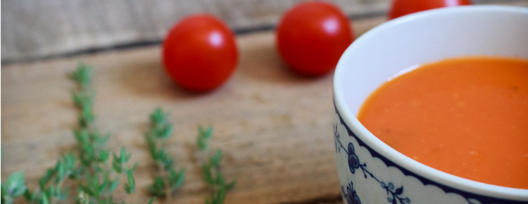 Pyszna i mocno czerwona zupa pomidorowa