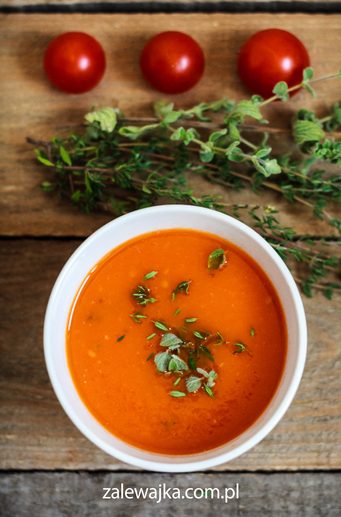 Mocno czerwona zupa pomidorowa z tymiankiem i oregano
