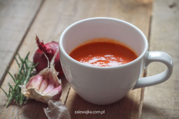 Zupa-krem z pieczonych pomidorów, papryki i cebuli